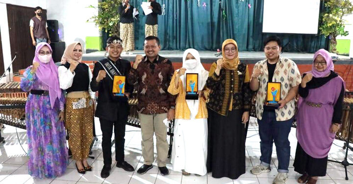 ,-- Bupati Sumedang, H. Dony Ahmad Munir didampingi Bunda PAUD Kabupaten Sumedang, Hj. Susi Gantini menghadiri Malam Penganugerahan Puncak Acara Hari Anak Nasional Tingkat Kabupaten Sumedang Tahun 2022, Minggu (7/8) di Graha Insul Medal Sumedang
