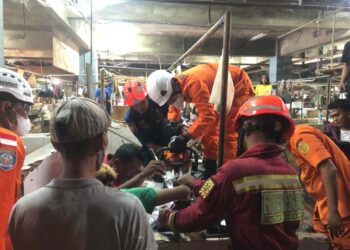 Tim SAR Gabungan saat mengevakuasi korban yang terjepit alat penggiling daging di Rancaekek Trade Center, Rancaekek Kabupaten Bandung