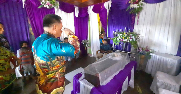 Pj. Bupati Maybrat Bernhard E. Rondonuwu bersama Asisten II dan Kadis PTSP Kabupaten Maybrat, melayat ke rumah duka Kepala Kampung Iris yang telah menghembuskan nafas terakhirnya