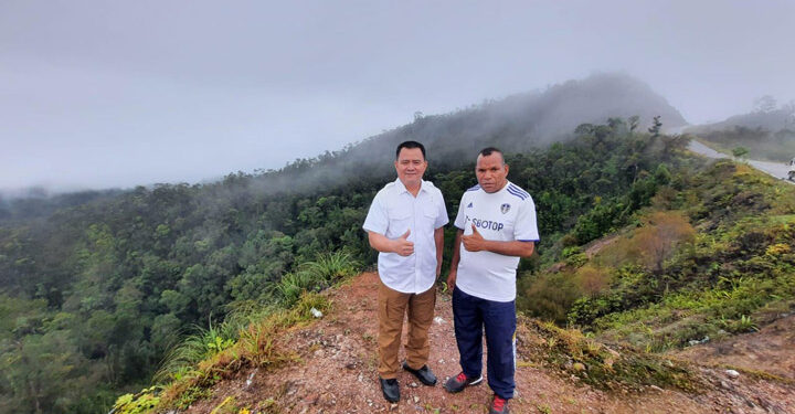 Pj. Bupati Maybrat, Bernhard E. Rondonuwu (kiri) saat berada di puncak Gunung Petik Bintang