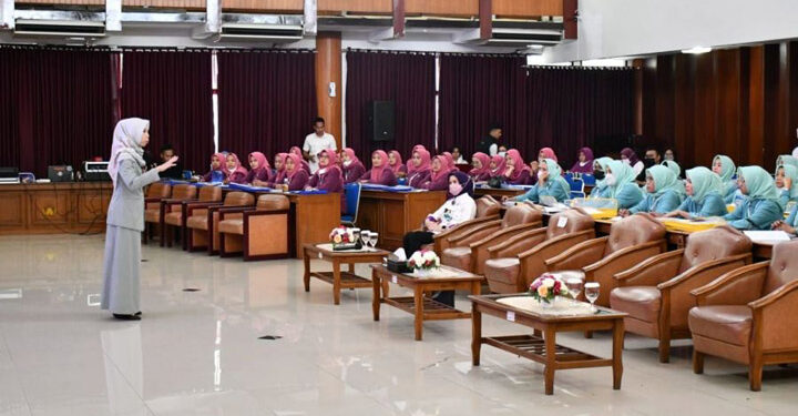 Wakil Ketua DPRD Provinsi Jawa Barat Ineu Purwadewi Sundari saat menjadi narasumber dalam acara Pelatihan Vokasional Sekolah Perempuan Capai Impian dan Cita-Cita