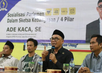 Anggota DPRD Provinsi Jawa Barat, H. Ade Kaca saat mensosialisasikan Empat Pilar Kebangsaan kepada Kader Penggerak Pemberdayaan Kesejahteraan Keluarga atau PKK. (Foto: dprd.jabarprov.go.id)