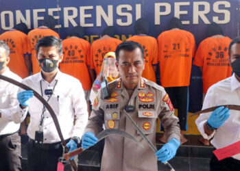 Kapolresta Cirebon, Kombes Pol. Arif Budiman menunjukan barang bukti kasus penganiayaan, saat konferensi pers di Mapolresta Cirebon, Senin (28/11/2022).