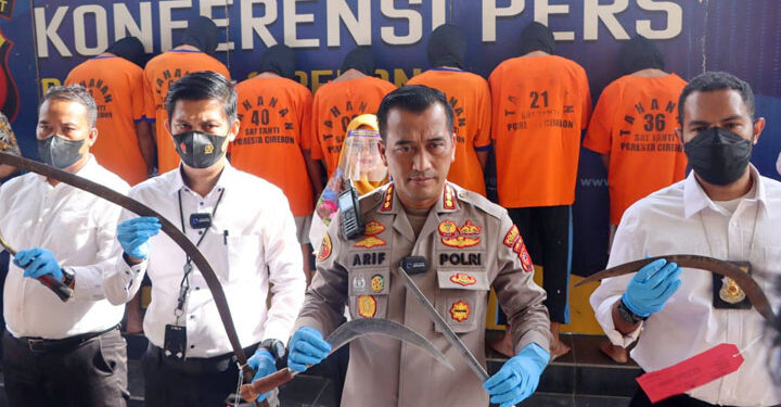 Kapolresta Cirebon, Kombes Pol. Arif Budiman menunjukan barang bukti kasus penganiayaan, saat konferensi pers di Mapolresta Cirebon, Senin (28/11/2022).