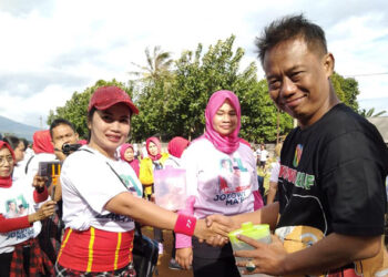Tokoh masyarakat Kabupaten Bogor, sekaligus aktivis pejuang masyarakat, Jonny Sirait, A.Md (kaus hitam)