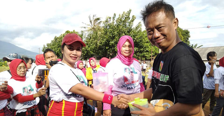 Tokoh masyarakat Kabupaten Bogor, sekaligus aktivis pejuang masyarakat, Jonny Sirait, A.Md (kaus hitam)