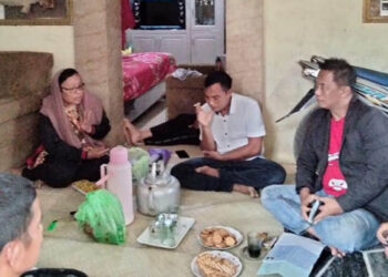 Jonny Sirait, A.Md saat menghadiri pertemuan warga terkait bank emok