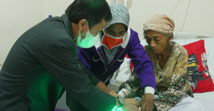 Proses perekaman KTP-el oleh Disdukcapil Kabupaten Cirebon terhadap Sundari, lansia yang sedang dirawat di rumah sakit