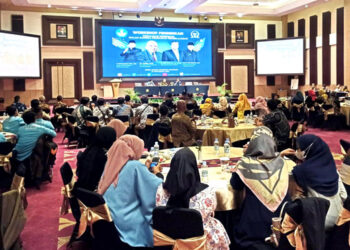 Anggota Komisi X DPR RI, Dede Yusuf Macan Effendi didampingi Plt Kepala Pusat Kurikulum dan Pembelajaran Kemendikbud RI Drs. Zulfikri, M.Ed saat menjadi pemateri pada Workshop Pendidikan, Sosialisasi Kurikulum Dalam Rangka Pemulihan Pembelajaran, Sabtu (12/11). (Foto : matmund)