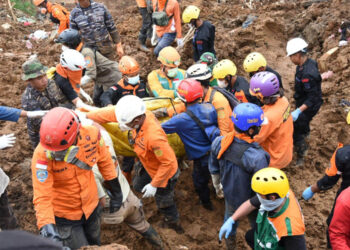 Tim SAR Gabungan saat melakukan pencarian korban gempa Cianjur. Hingga Minggu 27 November 2022, korban meninggal dunia akibat gempa bumi di Cianjur, Jawa Barat menjadi 321 orang