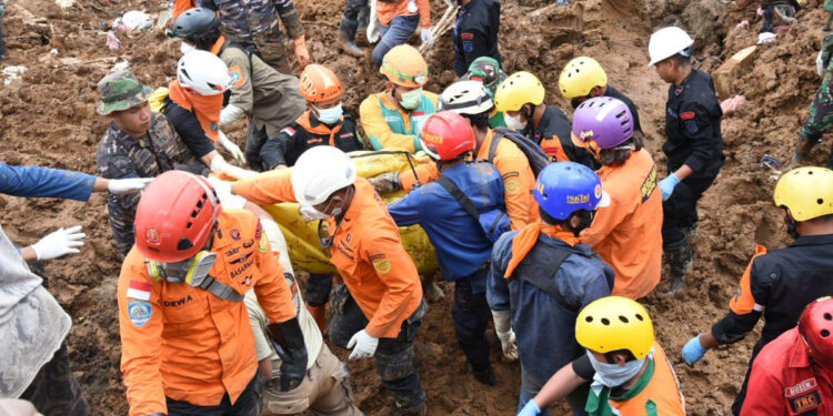 Tim SAR Gabungan saat melakukan pencarian korban gempa Cianjur. Hingga Minggu 27 November 2022, korban meninggal dunia akibat gempa bumi di Cianjur, Jawa Barat menjadi 321 orang