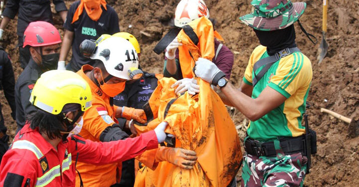 Tim SAR Gabungan melaporkan kembali menemukan dua jenazah di Cijedil RT 03, Cianjur, Senin, 28 November 2022.