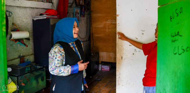 Anggota Komisi IV DPRD Provinsi Jawa Barat, Prasetywati meninjau pembangunan sarana penyediaan tenaga listrik daerah terpencil dan pedesaan. (foto: Humas DPRD Jabar)