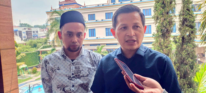 Ketua KPU Sumedang, Ogi Ahmad Fauzi (kanan)