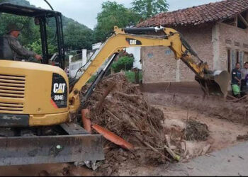 Pemerintah Daerah Kabupaten Sumedang melalui Dinas PUTR menurunkan alat berat untuk normalisasi Sungai Cisurupan