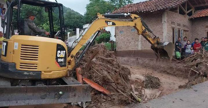 Pemerintah Daerah Kabupaten Sumedang melalui Dinas PUTR menurunkan alat berat untuk normalisasi Sungai Cisurupan