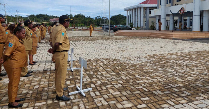 Pj. Bupati Maybrat, Dr. Bernhard. E. Rodonuwu, S.Sos., M.Si., melaksanakan apel pagi bersama Aparatur Sipil Negara (ASN), di kantor Bupati Maybrat, Senin (30/1/2023).
