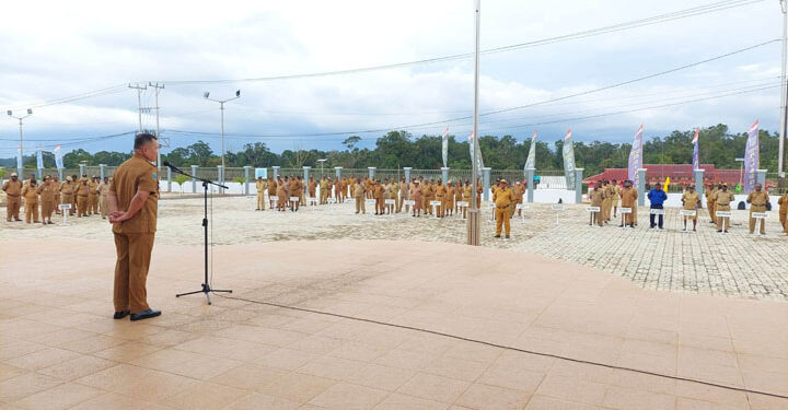 ,-- Pj. Bupati Maybrat, Dr. Bernhard. E. Rodonuwu, S.Sos., M.Si., melaksanakan apel perdana di bulan Januari tahun 2023