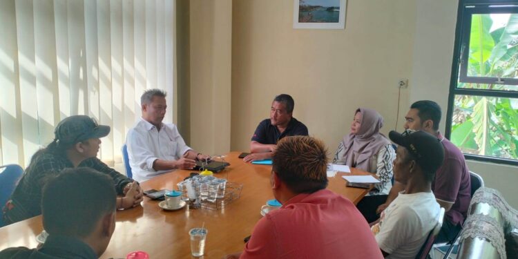 Pimpinan Redaksi (Pimred) Media-Indonews, Jonny Sirait, saat audiensi di Diskominfo Kabupaten Sukabumi, Jumat (13/1/2023).