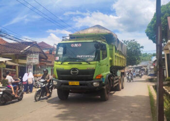 Truk tronton indeks 24 yang diduga mengangkut material cut and fill di PT. Kewalram II