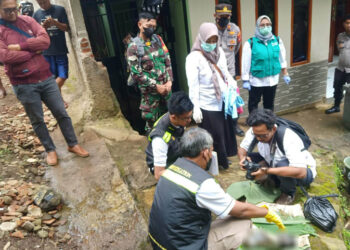 Petugas kepolisian dan perangkat desa tengah mengevakuasi mayat bayi perempuan di Kampung Nyalindung, RT 001, RW 002, Desa Mekarsari, Kecamatan Sukasari