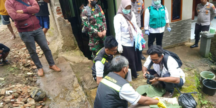Petugas kepolisian dan perangkat desa tengah mengevakuasi mayat bayi perempuan di Kampung Nyalindung, RT 001, RW 002, Desa Mekarsari, Kecamatan Sukasari