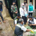 Petugas kepolisian dan perangkat desa tengah mengevakuasi mayat bayi perempuan di Kampung Nyalindung, RT 001, RW 002, Desa Mekarsari, Kecamatan Sukasari