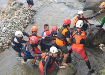 Tim SAR Gabungan tengah mengevakuasi seorang pelajar yang ditemukan tewas usai terseret arus di Bendungan Cikundul Cianjur