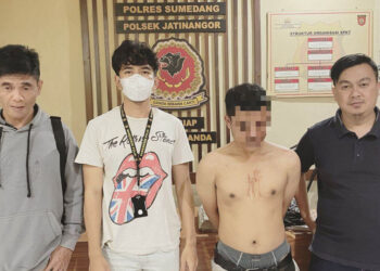 Tersangka pencabulan anak dibawah umur (kedua dari kanan) saat berada di Mapolsek Jatinangor