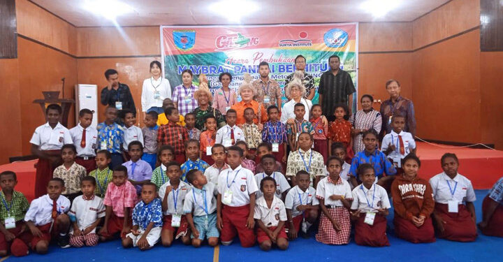Pj. Bupati Maybrat, Bernhard E. Rondonuwu bersama Prof. Yohanes Surya memantau langsung proses pelatihan Aritmatika dengan Metode Gasing (Gampang, Asik dan Menyenangkan), Jumat (20/4/2023).