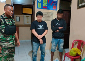 Dua orang pemuda yang diduga akan melakukan transaksi obat terlarang saat dibawa ke Mapolsek Tanjungsari