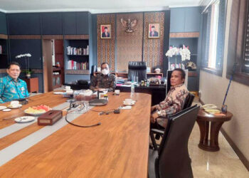 Menteri Aparatur Negara, yaitu Pak Pratikno