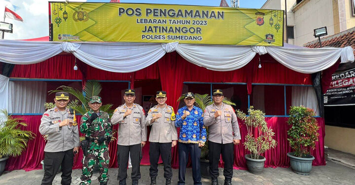 Kapolres Sumedang AKBP Indra Setiawan melakukan pengecekan Pos Pengamanan Ops Ketupat Lodaya 2023 di wilayah barat Kabupaten Sumedang, Senin (17/4/2023).
