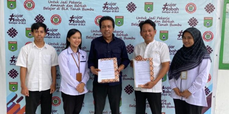 FOTO : UPTD Balai Latihan Kerja Tanah Bumbu dan Rumah Inspirasi Kreatif bersepakat melakukan kerja sama di bidang mengembangkan sumber daya manusia.