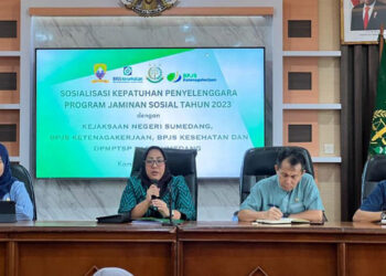 Kejaksaaan Negeri (Kejari) Sumedang bersama BPJamsostek Sumedang melakukan monitoring kepatuhan kepesertaan program jaminan sosial di Pemerintah Kabupaten (Pemkab) Sumedang