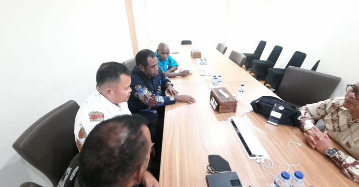 Pj. Bupati Maybrat, Bernhard E. Rondonuwu beserta jajaran mengikuti  Musrenbangnas Desk 2 Papua Barat Daya secara daring, Kamis (11/5/2023).