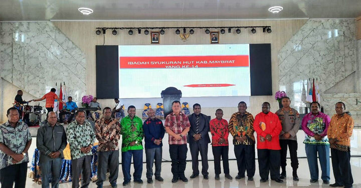 Kegiatan ibadah syukuran dalam rangka memperingati HUT ke-14 Kabupaten Maybrat diselengarakan oleh pemerintah daerah di Aula Samusiret Faitmayaf, Ibu Kota Kabupaten Maybrat, Senin (1/5/2023).