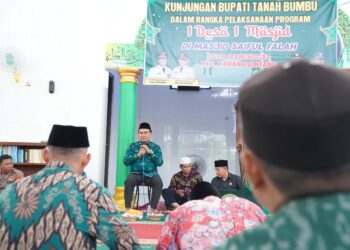 Foto :  Bupati Zairullah Azhar meninjau program SDSM di Masjid Saiful Fallah Desa Manunggal Kecamatan Karang Bintang.