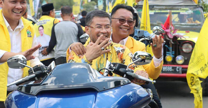 Dengan dibonceng Wakil Bupati Sumedang, Erwan Setiawan, Taufik Gunawansyah melakukan pendaftaran Bakal Calon Anggota Legislatif (Bacaleg) Partai Golkar Sumedang ke Komisi Pemilihan Umum (KPU) Sumedang