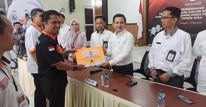 ,-- Partai Keadilan Sejahtera (PKS) Kabupaten Sumedang menjadi Partai Politik (Parpol) pertama yang mendaftarkan Bakal Calon Legislatifnya (Bacaleg) ke Komisi Pemilihan Umum (KPU) Sumedang