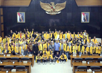 Sekretaris Komisi I DPRD Jawa Barat H. Sadar Muslihat, S.H bersama mahasiwa Universitas Suryakancana Cianjur. (Foto: Humas DPRD Jawa Barat)