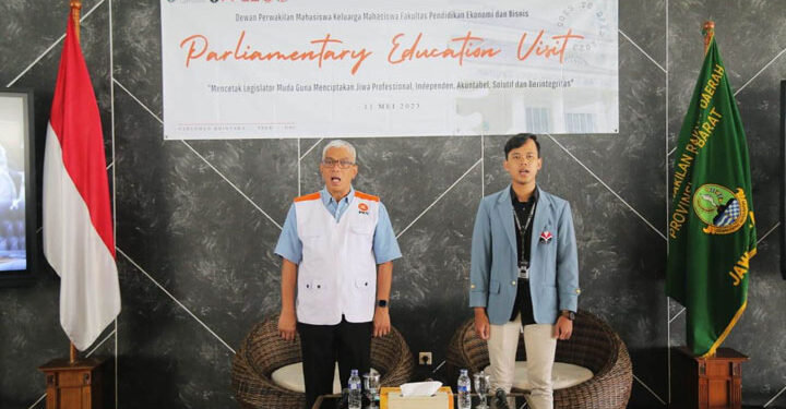 Wakil Ketua Komisi V DPRD Jawa Barat Ir. H. Abdul Hadi Wijaya, M.Sc menerima kunjungan Dewan Perwakilan Mahasiswa, Keluarga Mahasiswa Fakultas Pendidikan Ekonomi dan Bisnis (DPM Kema FPEB) Universitas Pendidikan Indonesia (UPI). (Foto: Humas DPRD Jawa Barat).