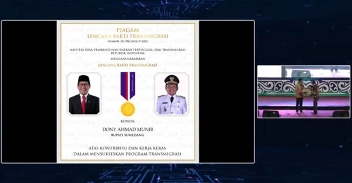 Kontribusi dan kerja keras Bupati Sumedang, H. Dony Ahmad Munir dalam mensukseskkan program transmigrasi di wilayah Sumedang diganjar penghargaan