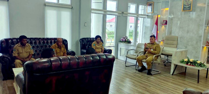 Pj. Bupati Maybrat, Dr. Bernhard E. Rondonuwu, S.Sos. M.Si melakukan pertemuan dengan Asisten 1 Kabupaten Maybrat, dan Kabag Pemerintah Kampung Kabupaten Maybrat