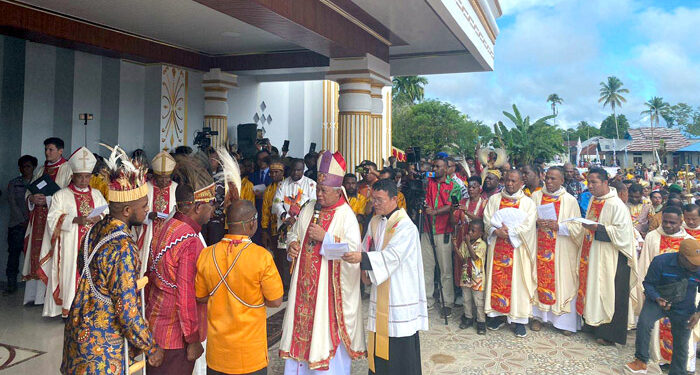 Pj. Bupati Maybrat, Bernhard E. Rondonuwu beserta Forkopimda Kabupaten Maybrat melaksanakan persiapan Misa di Kediaman Plt. Sekda Pemkab Maybrat