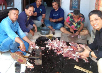Kapolsek Cileunyi, Kompol Suharto SH., bersama Forum Jurnalis Cileunyi (FJC) melaksanakan pemotongan hewan kurban sekaligus menyalurkannya kepada masyarakat
