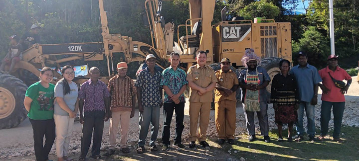 Pj. Bupati Maybrat, Dr. Bernhard E. Rondonuwu, S.Sos. M.Si menghadiri kegiatan peningkatan jalan Athabu-Aitinyo