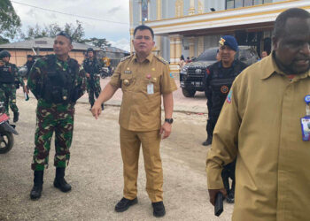 Pj. Bupati Maybrat, Bernhard E. Rondonuwu bersama Plt. Sekretaris Daerah, Danrem 1818/ PVT, Kapolres Maybrat, dan Danyon Satgas RK 1 melaksanakan pengecekan terakhir ke lokasi kunjungan Duta Besar Vatikan