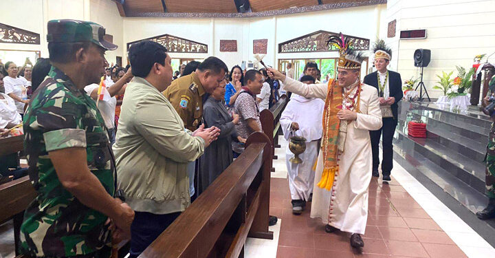 Pj. Bupati Maybrat, Bernhard E. Rondonuwu menyambut langsung kedatangan Duta Besar Vatikan (Nuncio Apostolik) untuk Indonesia dan ASEAN di Sorong