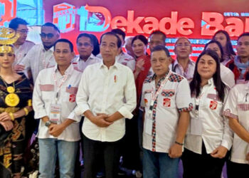 Foto bersama relawan BaraJP bersama Presiden Joko Widodo, usai peringatan 1 Dekade BaraJP di Hotel Salak, Bogor, Jawa Barat, Minggu (18/6/2023). (Foto: Humas BaraJP)